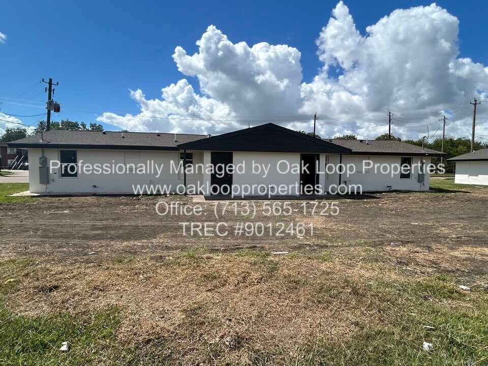 2006 W Texas Ave in Baytown, TX - Building Photo
