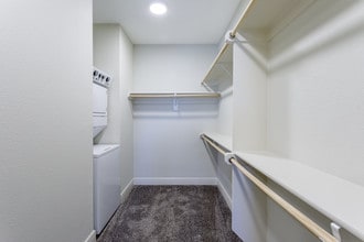 Carson Street Towers in Overland Park, KS - Foto de edificio - Interior Photo