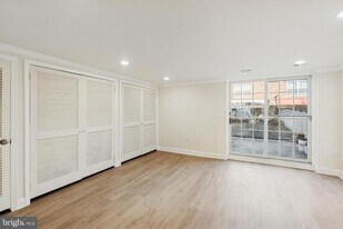 411 W Shunk St in Philadelphia, PA - Building Photo