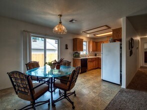 1365 SW Sun Glo Dr in Grants Pass, OR - Building Photo - Building Photo