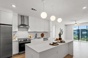1701 Simond Ave, Unit 418 in Austin, TX - Building Photo