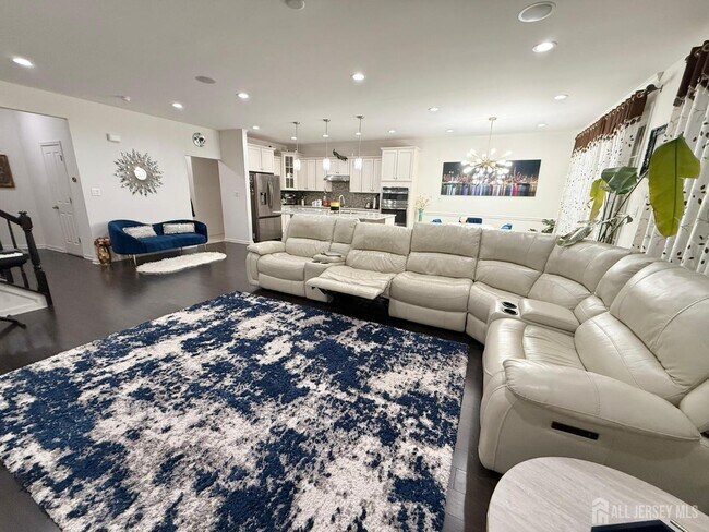 39 Periwinkle Dr in Monroe Township, NJ - Building Photo - Building Photo