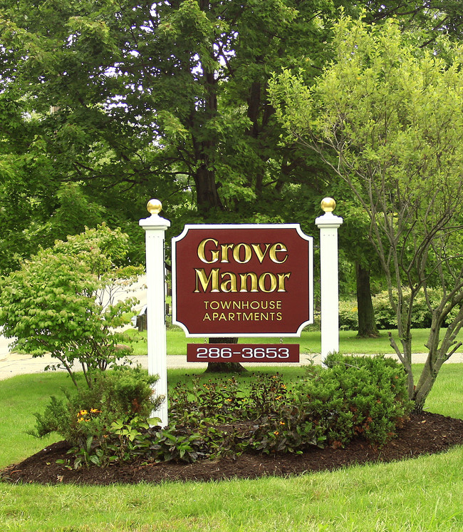 Grove Manor Apartments in Middlefield, OH - Building Photo - Building Photo