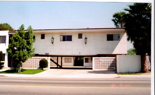 Catalina Gardens Senior Apartments in Riverside, CA - Foto de edificio - Building Photo