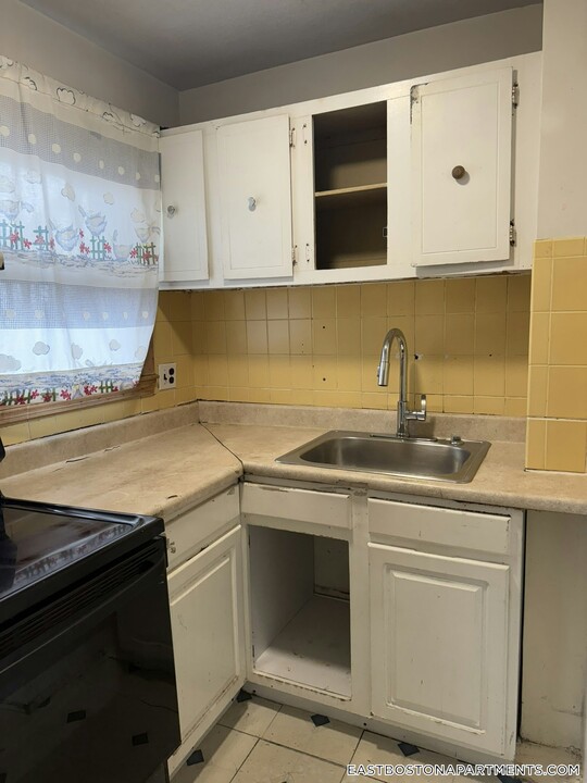 300 Meridian St in Boston, MA - Building Photo