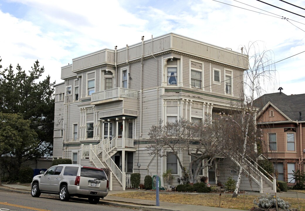 501 Santa Clara Ave in Alameda, CA - Foto de edificio