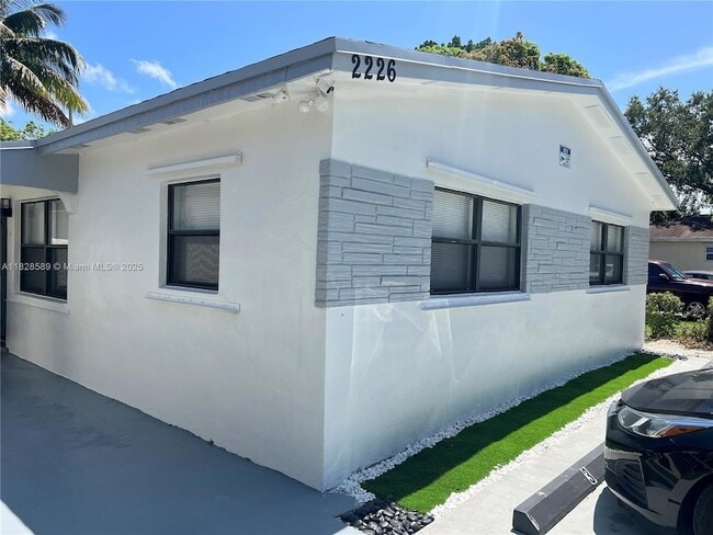 2226 Cody St, Unit 2 in Hollywood, FL - Building Photo - Building Photo