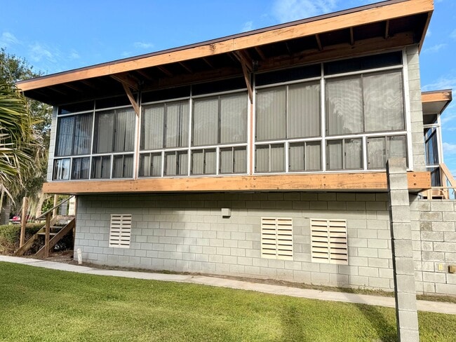 160 N Lakeview Dr, Unit #2 in Haines City, FL - Foto de edificio - Building Photo