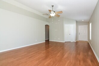 8065 Canterbury Lake Blvd in Tampa, FL - Foto de edificio - Building Photo