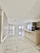 8143 NW 45th St in Doral, FL - Foto de edificio - Building Photo