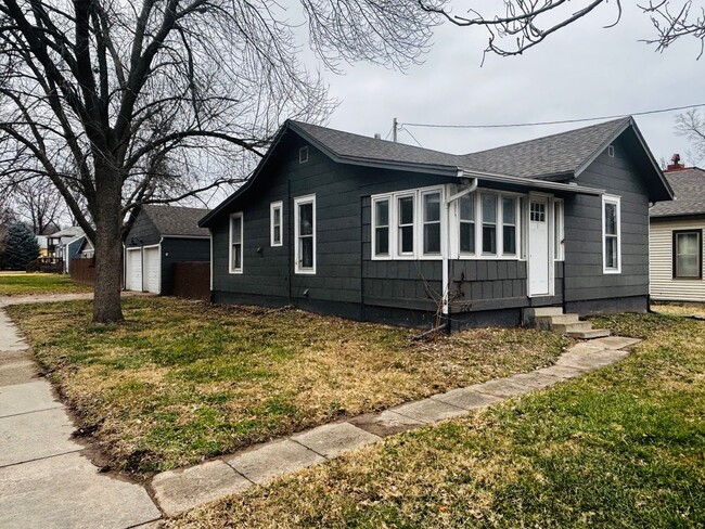 320 S Manhattan Ave in Manhattan, KS - Building Photo - Building Photo