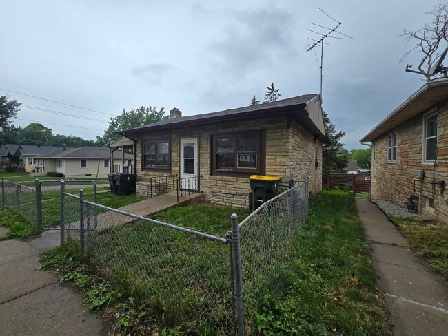 property at 2425 S Cedar St