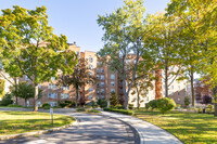 Bay Ter Co-Op in Bayside, NY - Foto de edificio - Building Photo