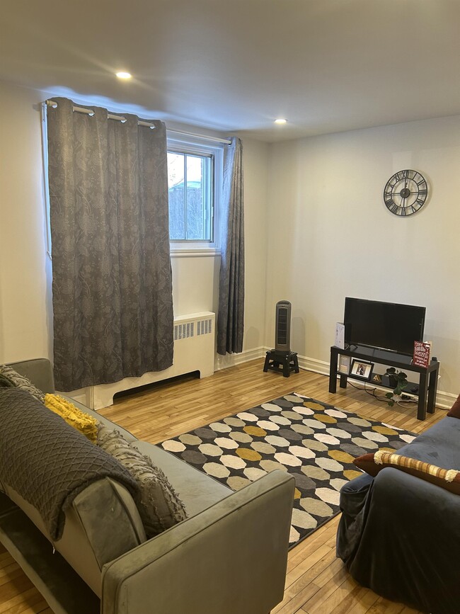 4890 Av. Plamondon in Montréal, QC - Building Photo - Building Photo
