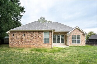 1536 N Oakhaven Pl in Fayetteville, AR - Building Photo - Building Photo