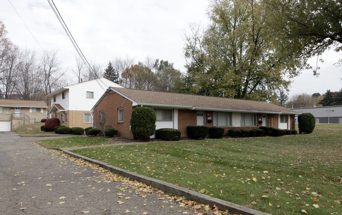 835 W Maple St in Canton, OH - Building Photo