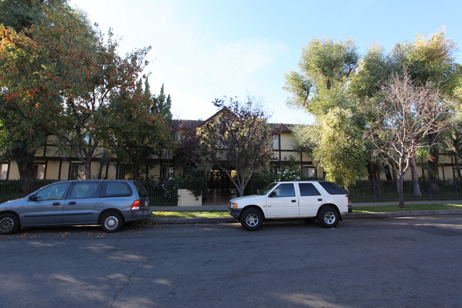 6933 Milwood Ave in Canoga Park, CA - Foto de edificio - Building Photo