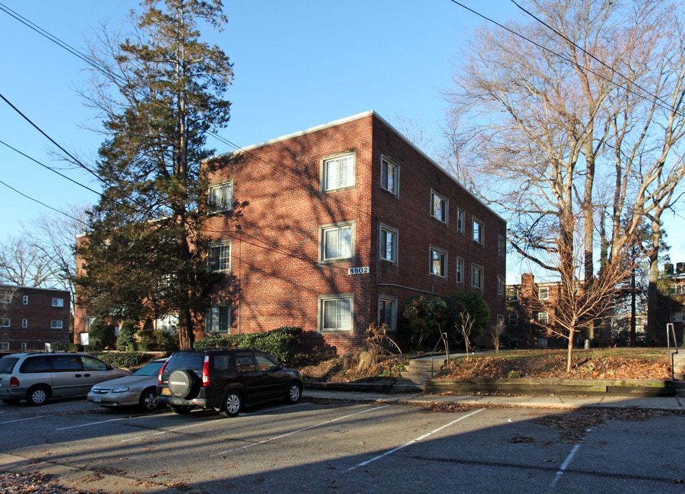 8802 Bradford Rd in Silver Spring, MD - Foto de edificio