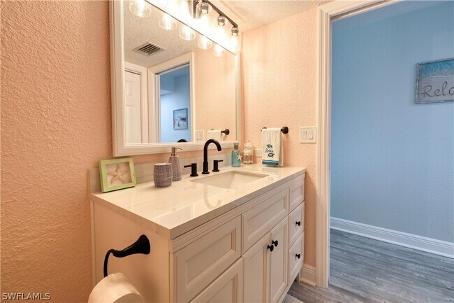 898 Buttonwood Dr in Fort Myers Beach, FL - Building Photo - Building Photo