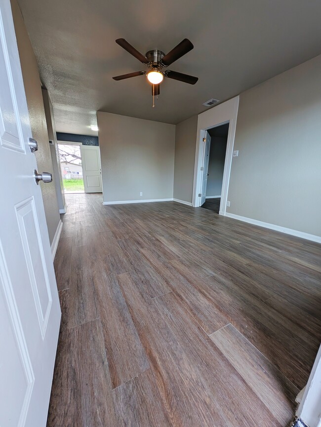 5802 Magnes Ln in San Antonio, TX - Foto de edificio - Building Photo