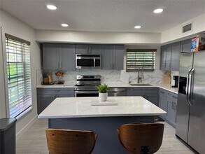 1663 Birchcrest Blvd in Port Charlotte, FL - Foto de edificio - Building Photo