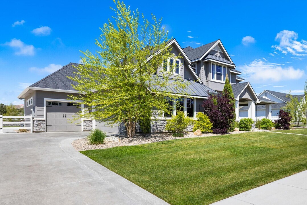 8490 W Mirror Pond Dr in Garden City, ID - Foto de edificio