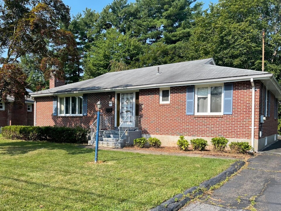 21 Lindy Ln in West Hartford, CT - Building Photo