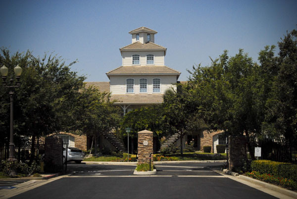 Dartmouth Tower in Clovis, CA - Foto de edificio