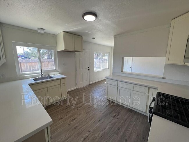 1420 Lake Blvd in Redding, CA - Building Photo - Building Photo