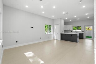 1445 NW 42nd St in Miami, FL - Building Photo