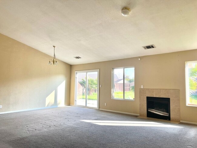 633 Langley Ct in Los Banos, CA - Building Photo - Building Photo