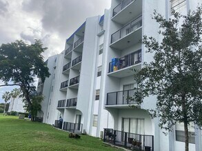 7561 NW 16th St in Plantation, FL - Building Photo - Building Photo