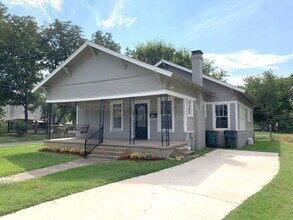 300 W Moore St in Sherman, TX - Building Photo - Building Photo