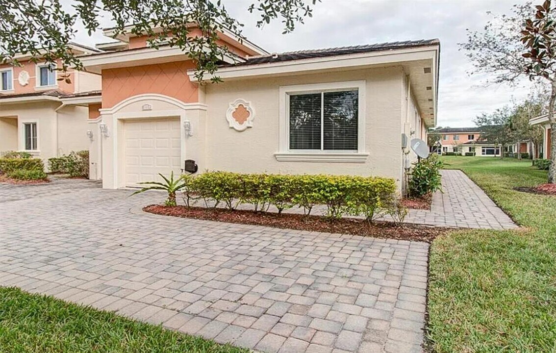 828 Langrove Ave SW in Vero Beach, FL - Building Photo