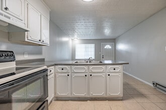 Twin Pines at Shirley Hills in Macon, GA - Building Photo - Interior Photo