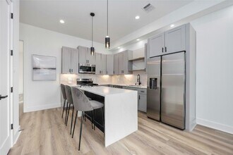 4533 Larkspur St, Unit B in Houston, TX - Building Photo - Building Photo