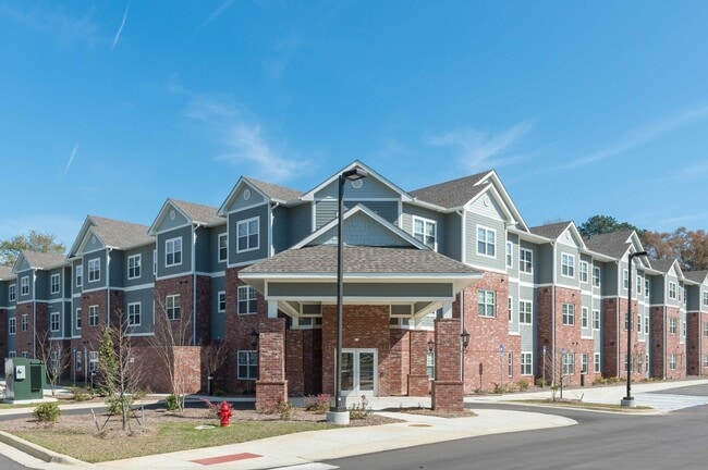The Residences at Newnan Crossing in Newnan, GA - Foto de edificio - Building Photo