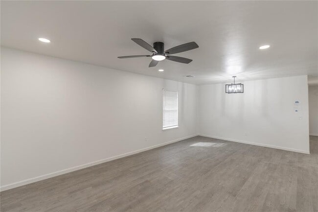 537 Parkhill Cir in Newcastle, OK - Building Photo - Building Photo