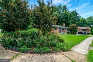 821 N Latham St in Alexandria, VA - Building Photo