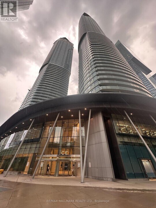 14-2814 York St in Toronto, ON - Building Photo