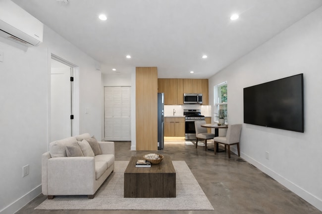 7314 Fallbrook Ave in West Hills, CA - Foto de edificio - Building Photo