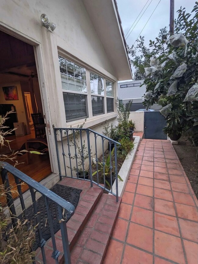 12621 Victoria Ave in Los Angeles, CA - Foto de edificio - Building Photo