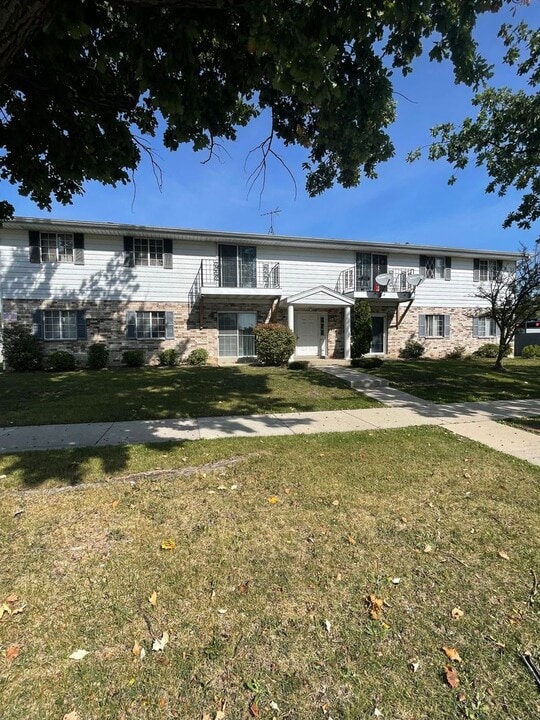7630 W Dean Rd in Milwaukee, WI - Building Photo