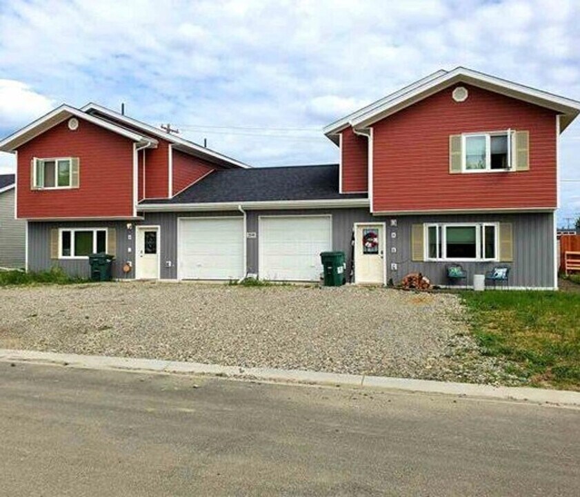 2690 War Eagle Ct in North Pole, AK - Building Photo