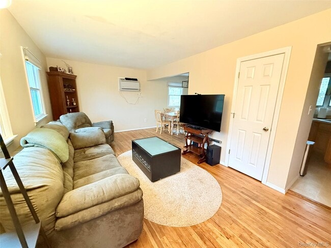 22 Van Wicklen Ct in Northport, NY - Building Photo - Building Photo