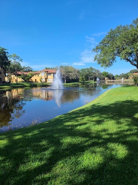 4807 Via Palm Lakes, Unit 1521 in West Palm Beach, FL - Foto de edificio - Building Photo