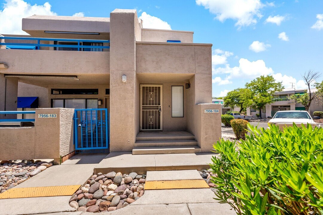 7956 E Colette Cir in Tucson, AZ - Foto de edificio