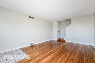 536 Burton Dr in Pittsburgh, PA - Building Photo - Building Photo