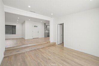 6933 White Oak Ave, Unit T360 in Los Angeles, CA - Building Photo - Building Photo