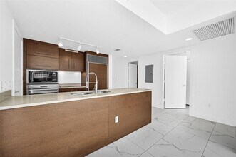 475 Brickell Ave, Unit 3113 in Miami, FL - Building Photo - Building Photo